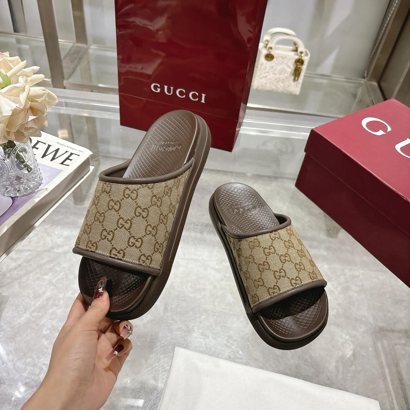 p400🐮🐮New summer men's slip-on slippers. Inspired by the summer spirit and beach clubs of the Italian coast, this piece is part of Gucci Lido. The Pre-Fall collection reinterprets the brand's signature elements and sophisticated patterns in a contemporary way. Made from black rubber, these flat sandals feature a slip-on design that reinterprets the brand's distinctive green and red web design. GG Classic Upper Men's Molded Rubber Footbed Gucci Logo Flat Made in Italy Size: Men's 40 to 47,